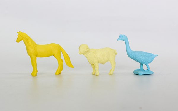 Animal figure play set with mat